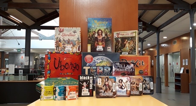 bibliotequesSBD's tweet photo. Agafa en préstec un joc de taula 
🎲🎲per jugar a casa teva!. Pots veure els jocs que tenim al web de les BiMS i consultar la seva disponibilitat al catàleg Aladí: https://t.co/nSA9RQyGGt https://t.co/eRl4p3HA7a