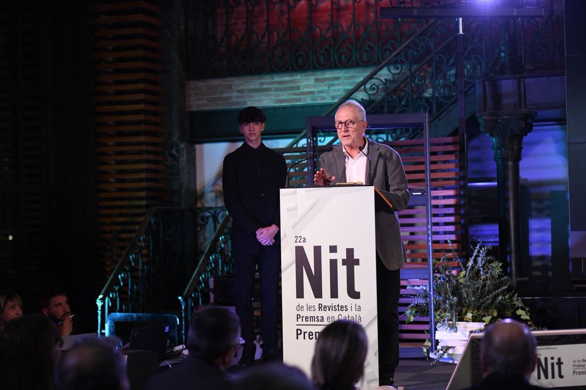 APPEC · Editors de Revistes i Digitals (@revistesappec) on Twitter photo Ara iniciem l’entrega dels guardons del Jurat de la #NitRevistesPremsa.
El premi de millor disseny editorial és per:
📲 <a href="/cbotey/">Cristina Botey</a> d’<a href="/RevistaEsguard/">Revista Esguard</a> (Digital).
🗞 <a href="/JoanRaventosPu/">Joan Raventós Pujadó</a> d’<a href="/el3devuit/">el3devuit</a> (Premsa).
📰 <a href="/FiguerolaJ/">Jesús Figuerola</a> de Full de Lectura, <a href="/FundacioFull/">Fundació FULL</a> (Revistes).
Felicitats! Ara iniciem l’entrega dels guardons del Jurat de la #NitRevistesPremsa.
El premi de millor disseny editorial és per:
📲 <a href="/cbotey/">Cristina Botey</a> d’<a href="/RevistaEsguard/">Revista Esguard</a> (Digital).
🗞 <a href="/JoanRaventosPu/">Joan Raventós Pujadó</a> d’<a href="/el3devuit/">el3devuit</a> (Premsa).
📰 <a href="/FiguerolaJ/">Jesús Figuerola</a> de Full de Lectura, <a href="/FundacioFull/">Fundació FULL</a> (Revistes).
Felicitats!