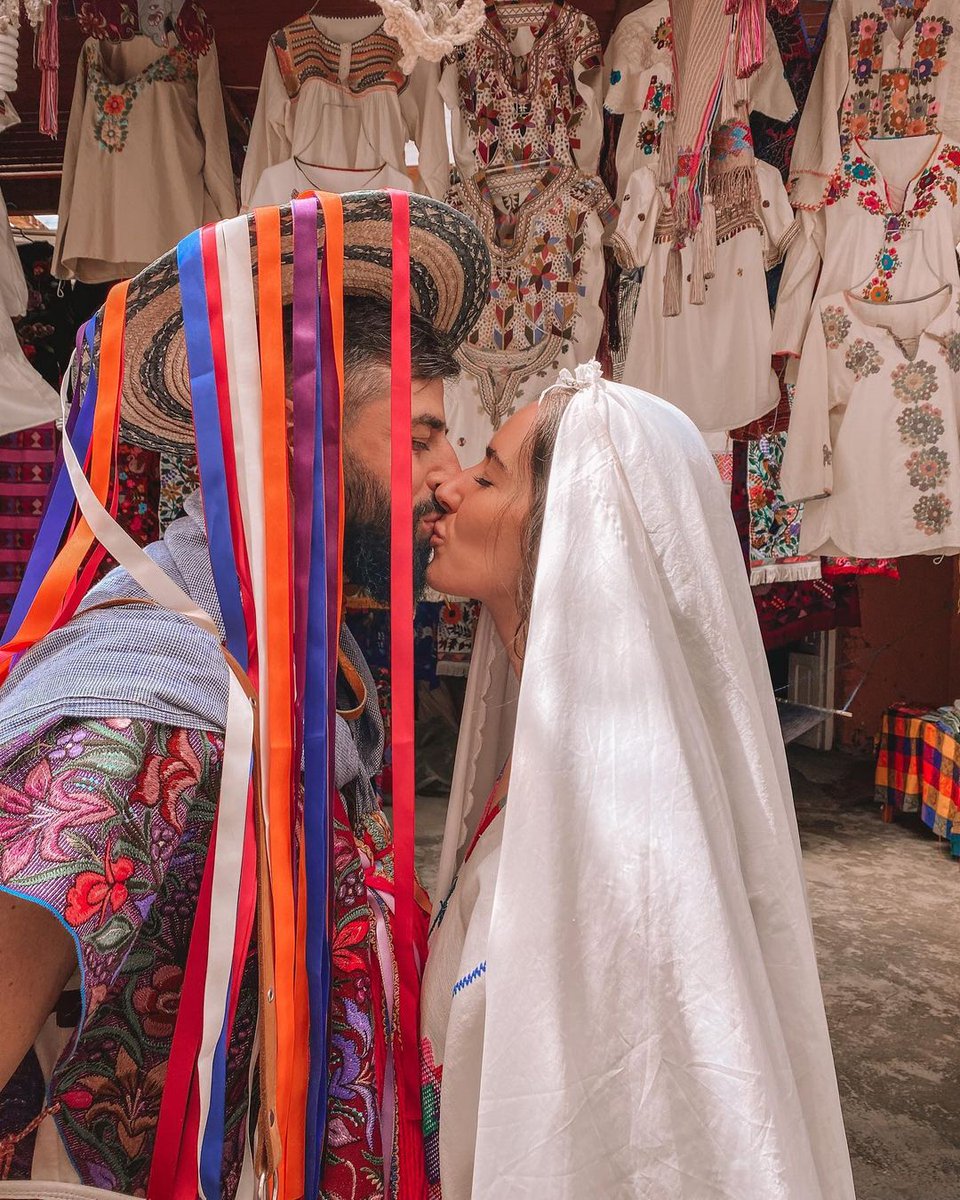 visitchiapas_mx's tweet photo. #Zinacantán se distingue por enlazar a parejas enamoradas, entre artesanías textiles, flores, hospitalidad y bonitos colores. #MeEncantasChiapas.

📸 @evicamp    

#VisitChiapas #Chiapas #ChiapasRomántico #Tsotsil https://t.co/sEP7fyrS6l