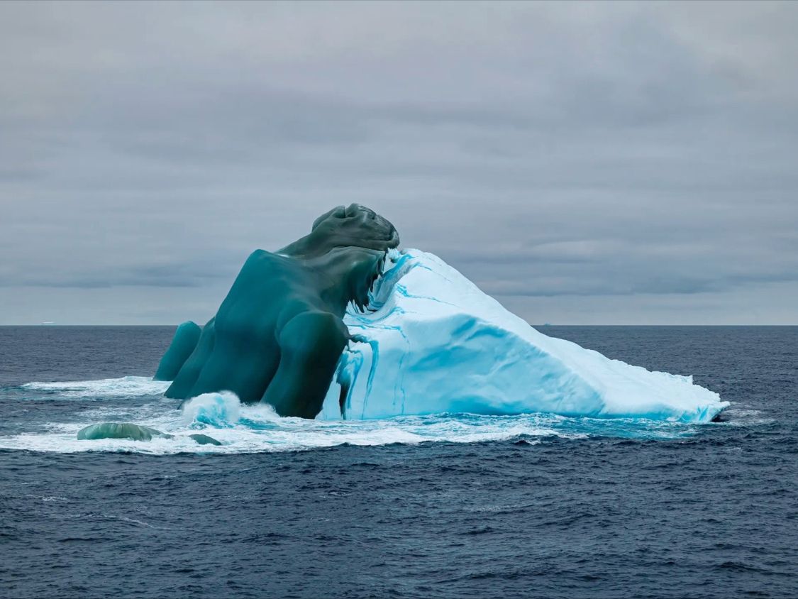 En esta foto tomada desde el RRS Discovery en el mar de Weddell (#Antártida) vemos un #iceberg volcado, cuya parte sumergida presenta hielo de color verde oscuro.
Pero... ¿Por qué es el hielo de color verde?
👇👇👇
📸David Menzel/Climate Visuals