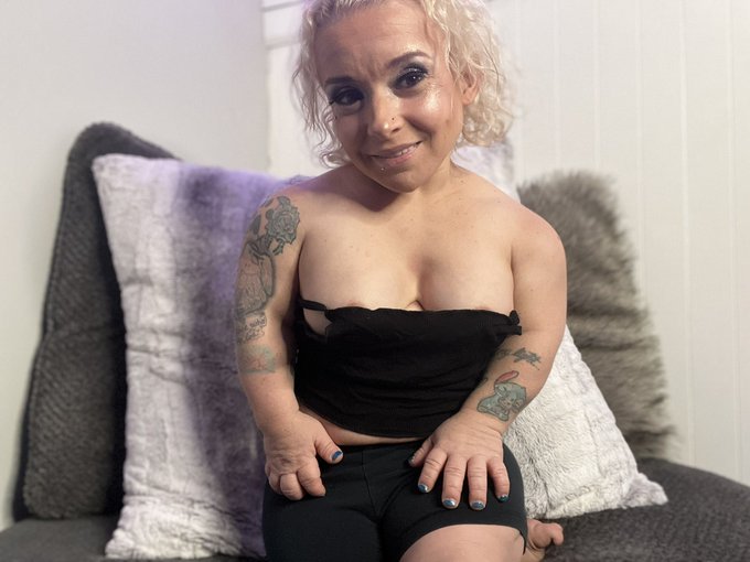 Good afternoon. You know where to find me naked hehe. https://t.co/EKOk6lgbDX https://t.co/Vz0qoMro0