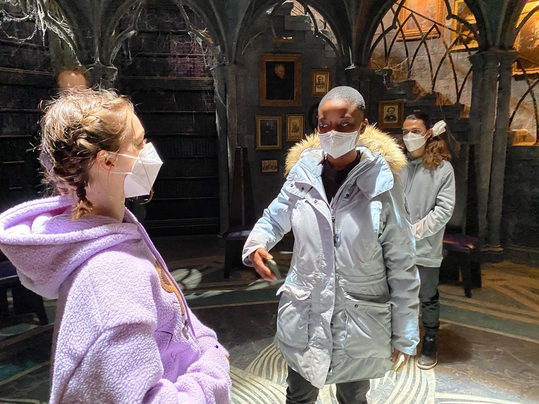 AS MINI TRANÇAS 😭😭

Emma Myers nos bastidores de #Wandinha via Instagram