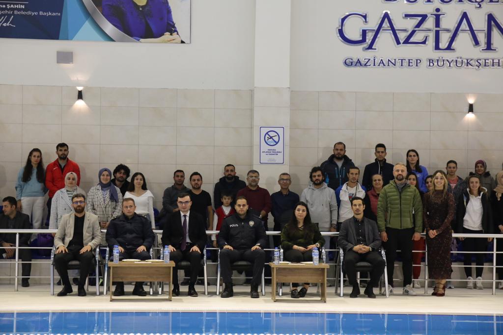 erdalaldemir33's tweet photo. İlçemiz yüzme havuzunda düzenlenen Öğretmenler arası Yüzme yarışması öğretmenlerin ve İlçe protokolünün katılımı, Kaymakamımız Sn @hasanrasit 'ın teşrifleriyle gerçekleştirildi. @mehbaykan @muhittinozby @Z_Efiloglu @ElifEbruzdemir2 @yunuseemreoncu @cemcamlibel https://t.co/ksNXVQBurF
