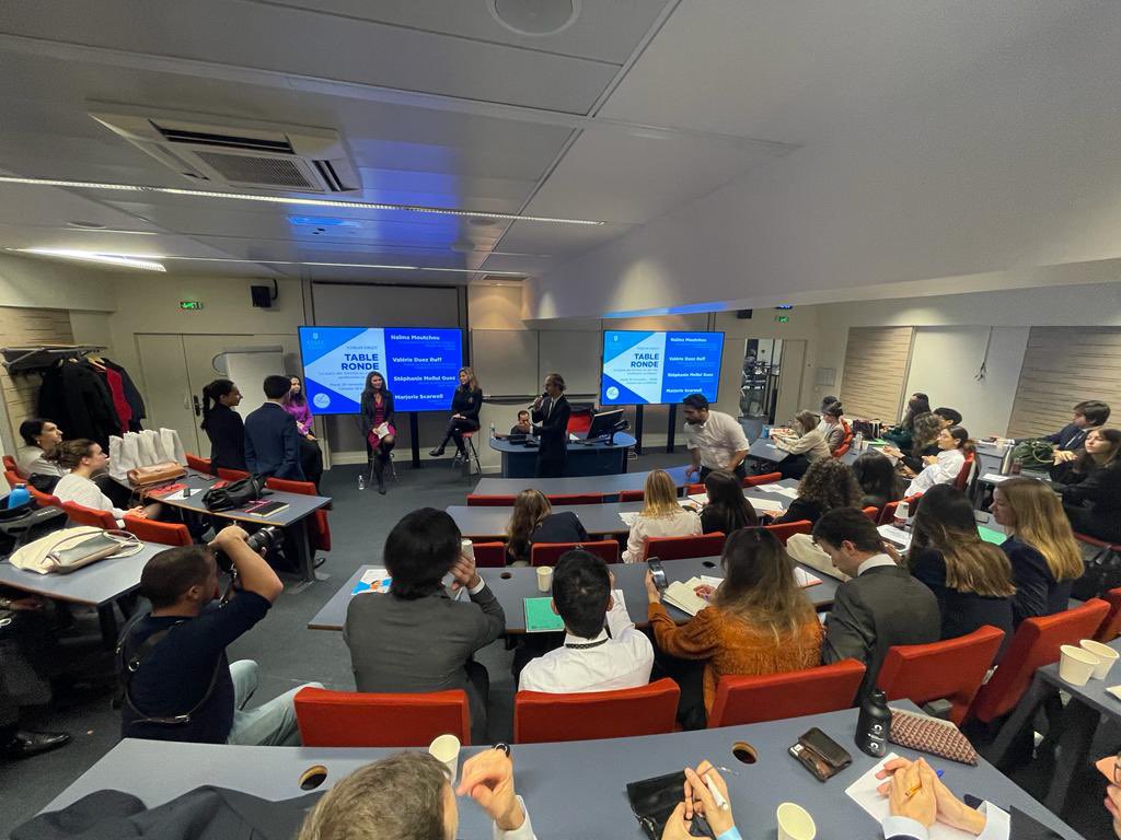 J’étais cet après-midi sur le campus de l’<a href="/essec/">ESSEC Business School</a> à l’occasion du Forum du Droit pour échanger sur la place des 👩🏻 dans les professions juridiques et en politique. 

Merci à l’association Lex Essec pour son invitation à cette table-ronde avec <a href="/ValerieDuezRuff/">Valérie Ruff</a> et @MarjorieScarwe1.