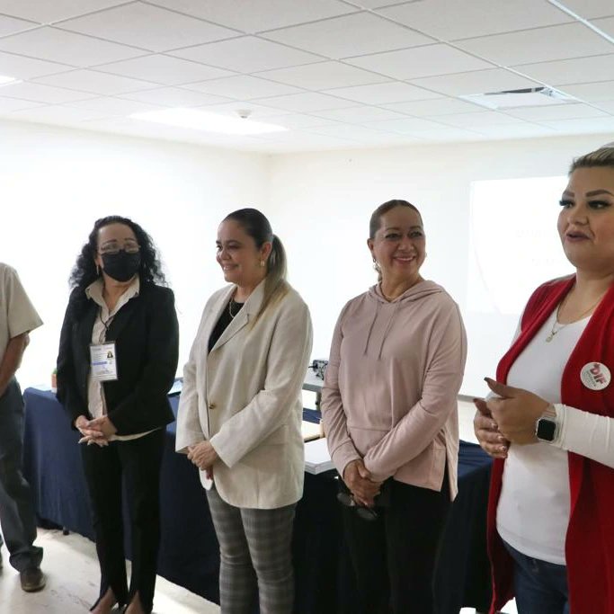 DIFMazatlan's tweet photo. Curso de capacitación a voluntarias de los espacios de alimentación de DIF Mazatlán y DIF Sinaloa, sobre el manejo de alimentos https://t.co/QPkp5HBbdr