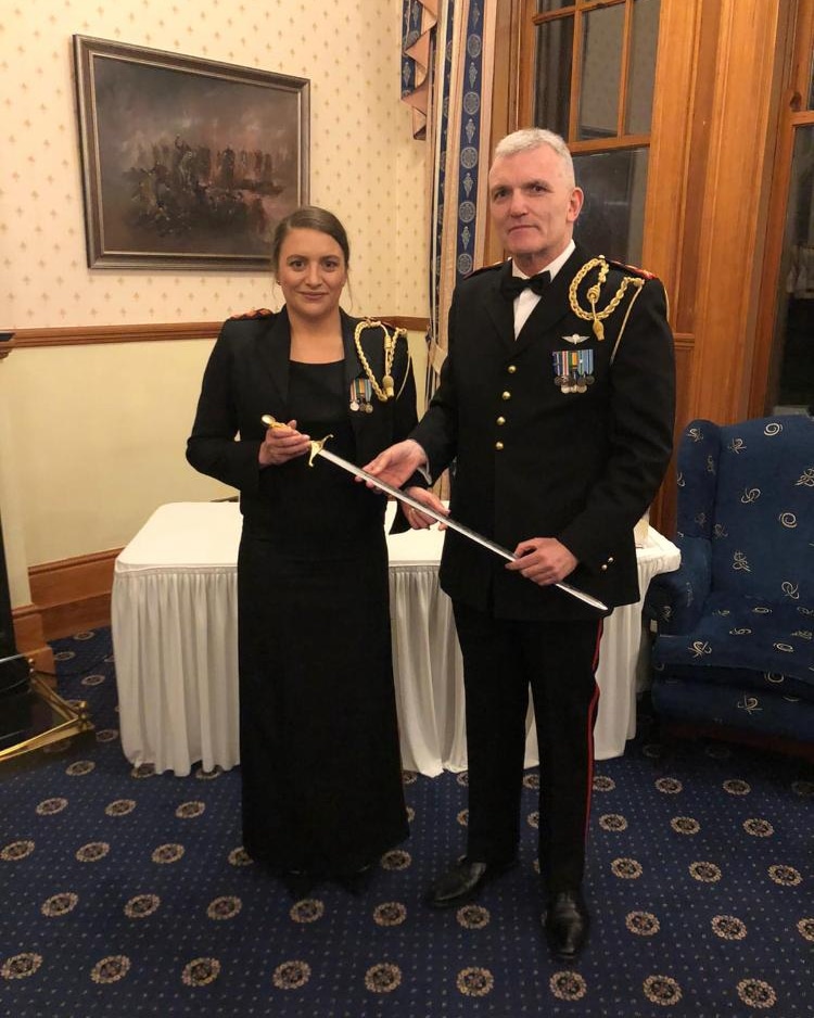 SchoolInfantry's tweet image. Director of Infantry Col Sean Murphy presenting the Infantry sword to Capt Emer Kelly.

The infantry sword is awarded to the top student on the Land Command and Staff Course.

Capt Kelly achieved the highest marks on the recent 04 land command and Staff course.

⚔️🇮🇪