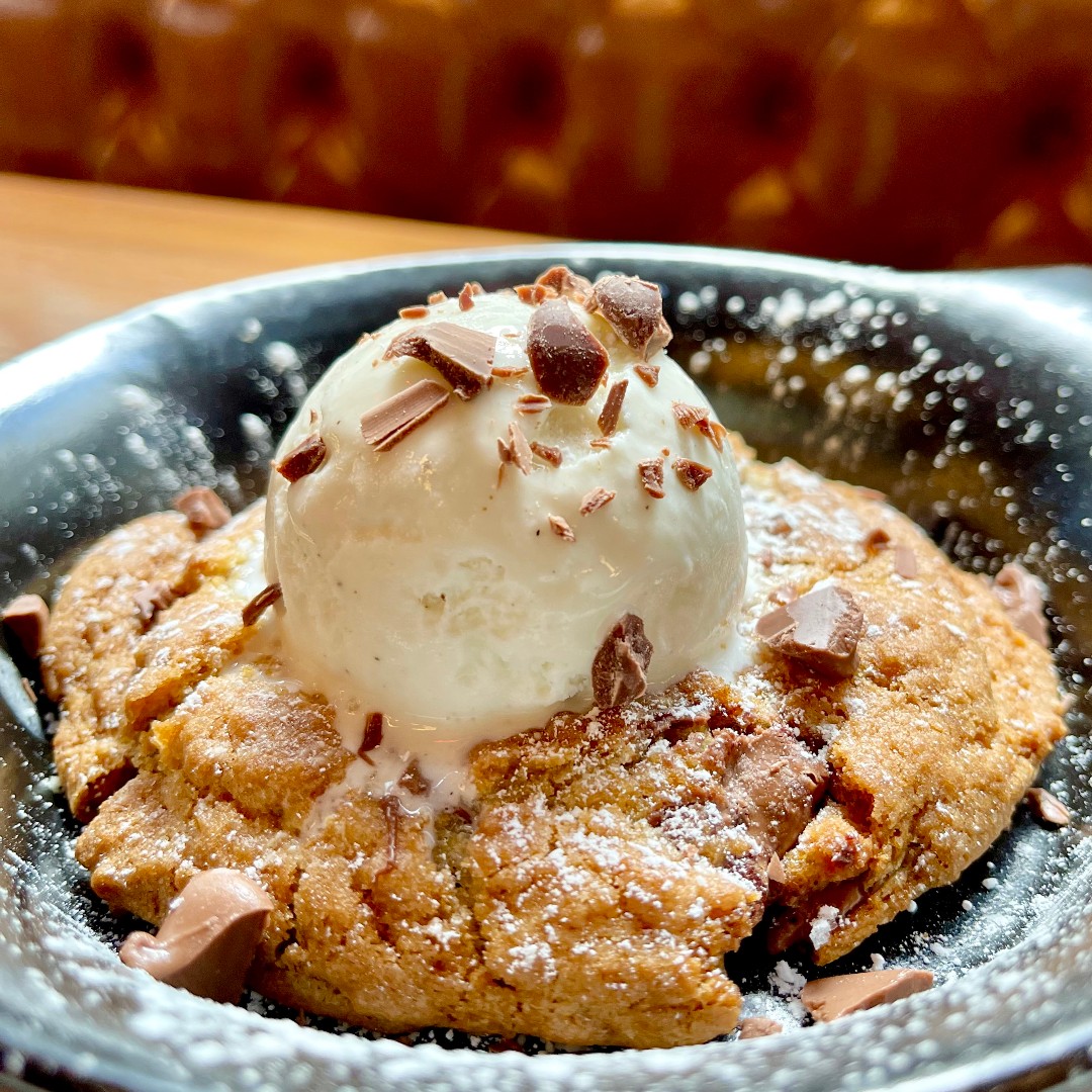 Introducing our Ooey Gooey Skillet Cookie 😋 
Our housemade chocolate chip cookie  is served right out of the oven and topped with vanilla bean ice cream and chocolate shavings🍪 

#chocolatechipcookie #skilletcookie #cookie #ooeygooey #d4irishpub #d4 #streeterville