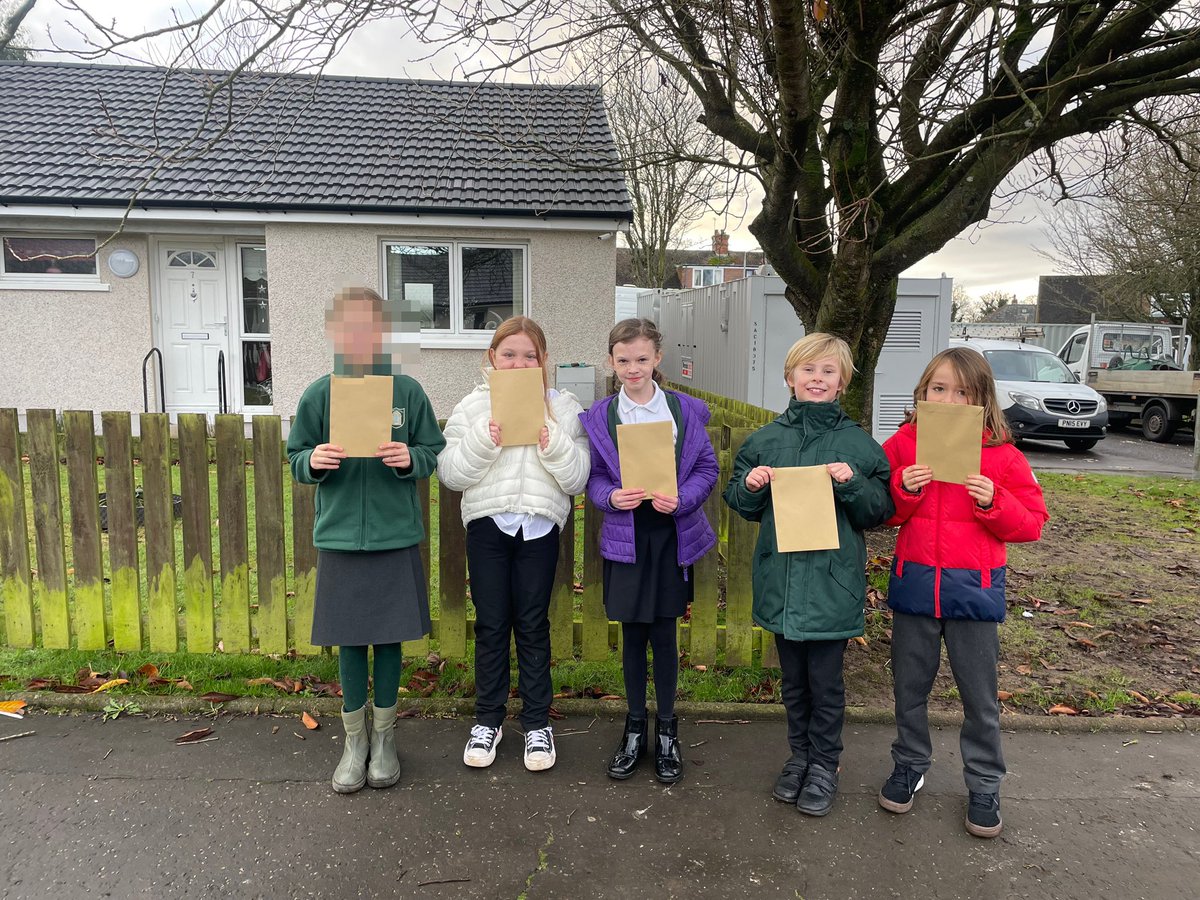 MissGillespie4's tweet photo. ☕️💌 Communi-tea 💌☕️
The Fairtrade group at @SPSEyc delivered @FairtradeUK teabags to some of the local residents as part of ‘Giving Tuesday’.
The whole school did a great job decorating the teapots and we managed to deliver over 200 teabags 👏🏼💚🖤💙#GivingTuesday #fairtrade https://t.co/QgPs1YjDMm