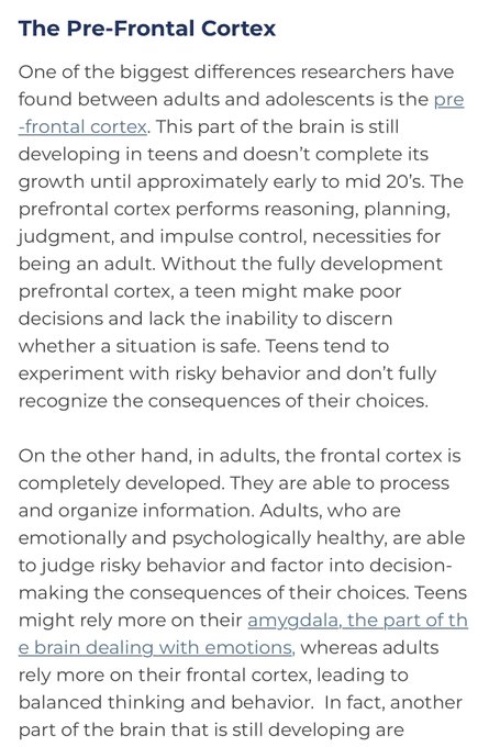 Watch Mia K.'s leaked NSFW photo on TwXstars