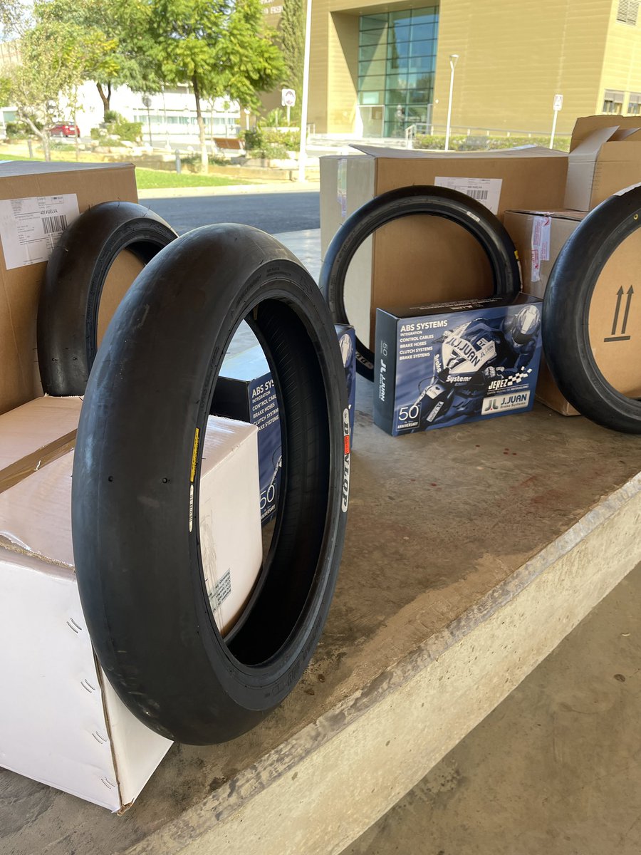 motoETSIUHU's tweet photo. Hola #Riders! Recibimos hace poco los #Kits para la edición 22/23 de @MotoStudent, estamos ilusionados porque cada día estamos mas cerca de nuestro objetivo! Gracias a @jjuanracing #ktm y #Dunlop por la ayuda que dan a los equipos #MotoStudent! Seguimos avanzando! #MotoETSIUHU https://t.co/BIExckHAsR