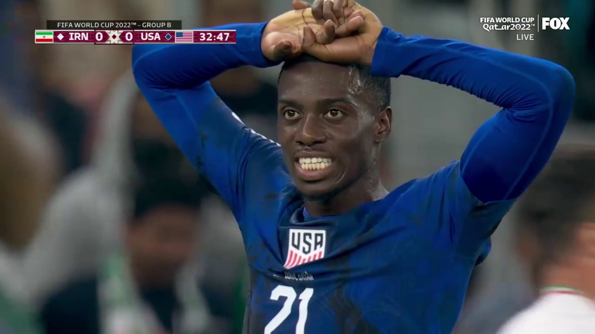 Tim Weah gets a look at goal but sends it above the crossbar 🇺🇸”