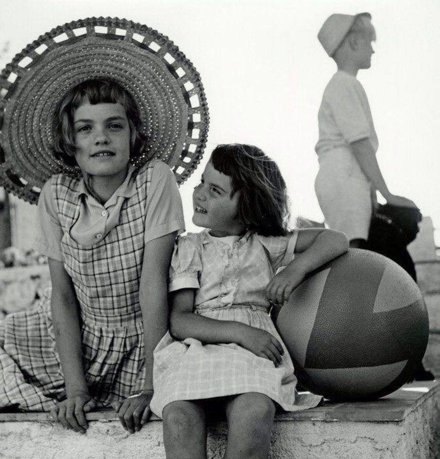 literlandweb1's tweet photo. "Puede que el paraíso no sea 
sino una sonrisa 
mucho tiempo 
esperada, 
y una boca 
que susurre nuestro 
nombre".
Jaroslav Seifert
📷Herbert List https://t.co/Cas8vQYzQg