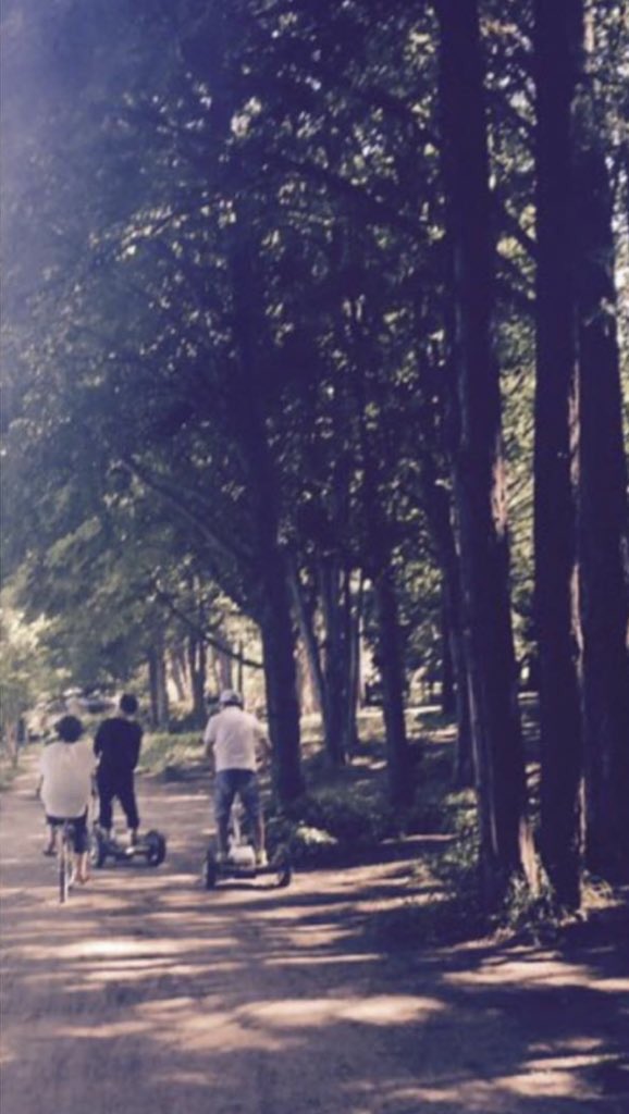 vantelom1's tweet photo. i love taehyung's time with his family https://t.co/R6YUpcz49i