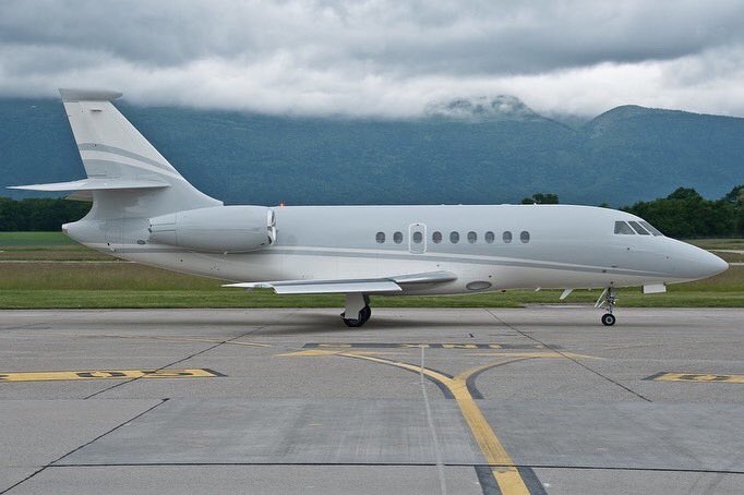 GuyInFlight's tweet photo. Been a while since we had a #Falcon2000EX available…three years in fact. Anyway, who cares. This is a magnificent 2004, 5400hrs, EASA, fully-programmed honey with 10 pax interior and fresh fresh fresh C check.
DM for details.
#dassaultfalcon #privatejet #businessjet https://t.co/2wE0ZLSOI0