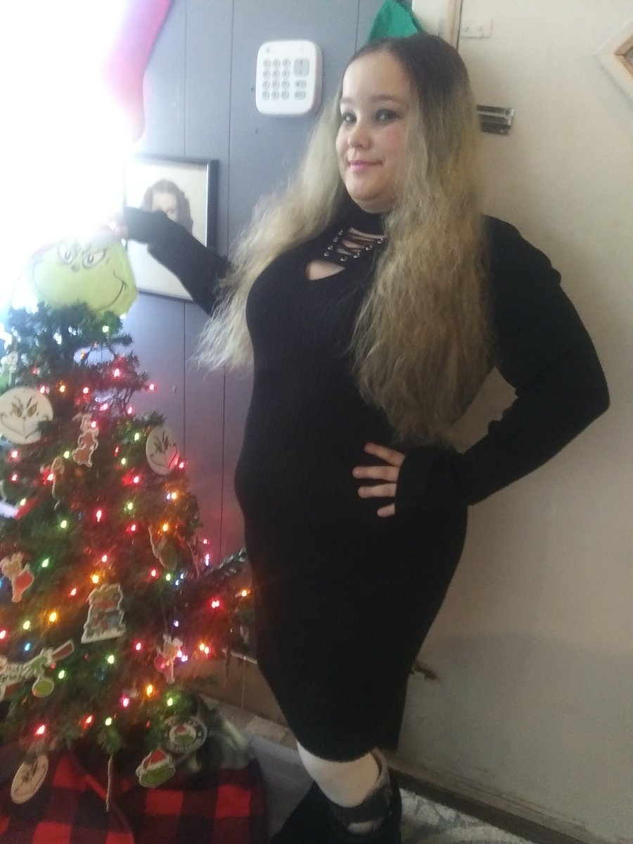 NativeQ15951402's tweet photo. Christmas tree is officially up! #GrinchTheme  🎄🎅🎄🎅 https://t.co/o2t3j3lvKR