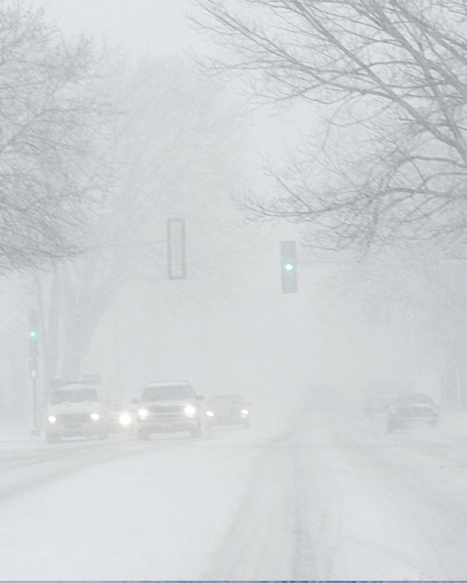 Reminder turn on your headlights; yes, now, it's daylight but snowing 🌨️

More winter driving tips: ow.ly/VJLq50LQs2l

#DriveSafeBC #BCStorm