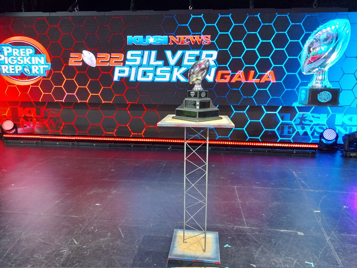 ZeoHDeeH's tweet photo. Who is taking the trophy home tonight! #ppr #sandiegohighschoolfootball #preppigskinreport #SanDiego #PPR https://t.co/lBeRnVx7A5