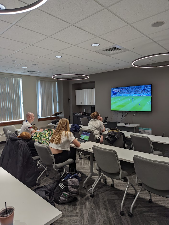 macphaidin_lib's tweet image. There&apos;s a World Cup watch party happening now in the Digital Lab - come join in!

#MacPhaidinLibrary #StonehillLibrary #WorldCup2022 #WatchParty