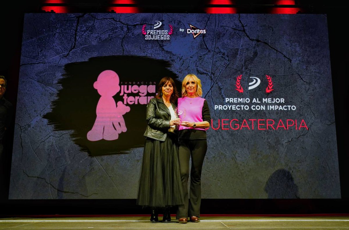 3djuegos's tweet photo. Recogen el premio @VallSalles, vicepresidenta de @juegaterapia, y @mjjaranava, directora de Proyectos y Eventos.

#Premios3DJuegosDoritos 🏆 https://t.co/xAf97NweQX