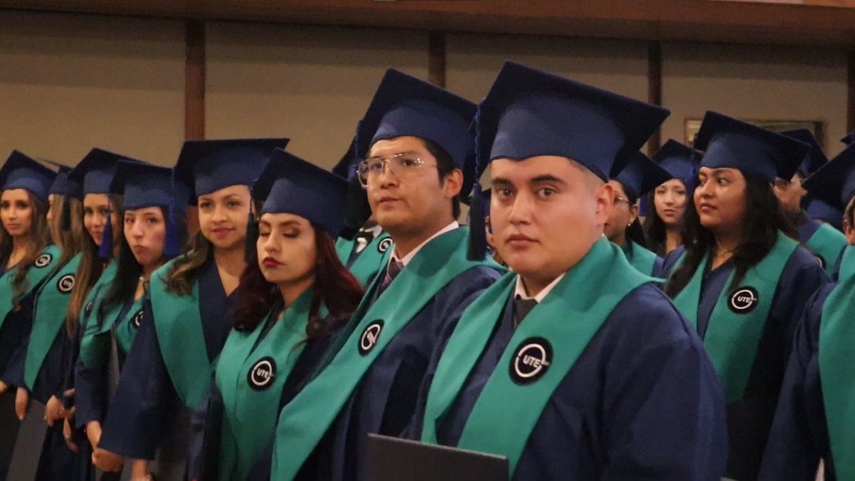 UTEoficial's tweet photo. #ComunicaciónUTE | Hoy, 34 abogados se graduaron en la UTE 💚💙

Son la 🥇primera cohorte denominada “Guillermo Bossano” en honor al destacado jurista ecuatoriano 👏👏

Fue una ceremonia llena de matices, y nos sentimos orgullosos 💪

Conoce más aquí ➡️ https://t.co/UXjhKEDtEP https://t.co/jvCQgMX13M