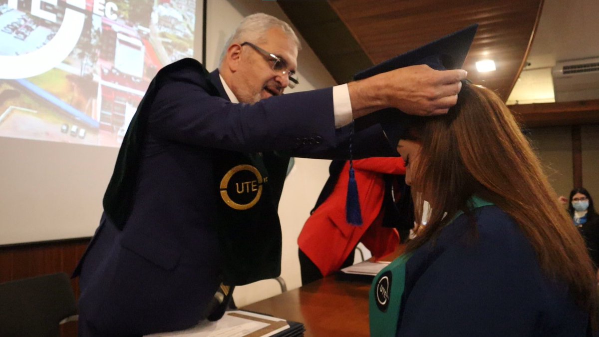 UTEoficial's tweet photo. #ComunicaciónUTE | Hoy, 34 abogados se graduaron en la UTE 💚💙

Son la 🥇primera cohorte denominada “Guillermo Bossano” en honor al destacado jurista ecuatoriano 👏👏

Fue una ceremonia llena de matices, y nos sentimos orgullosos 💪

Conoce más aquí ➡️ https://t.co/UXjhKEDtEP https://t.co/jvCQgMX13M