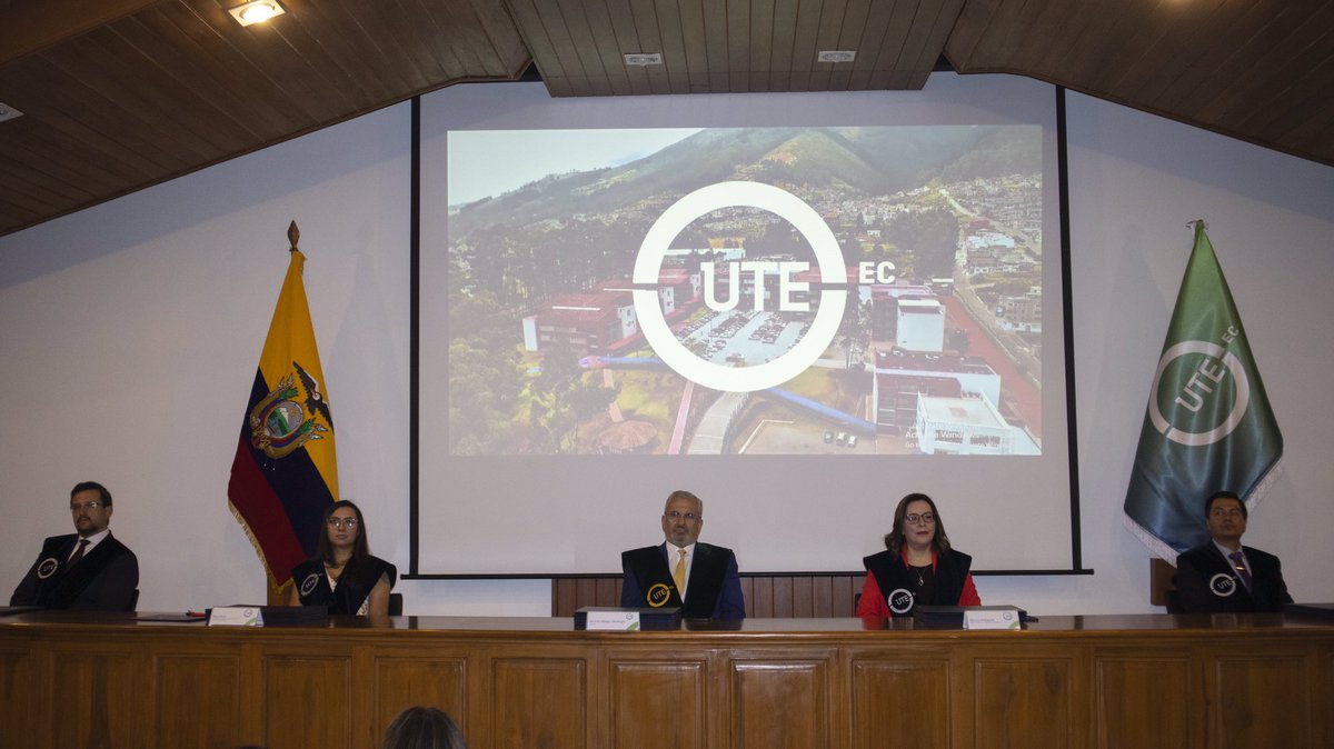 #ComunicaciónUTE | Hoy, 34 abogados se graduaron en la UTE 💚💙

Son la 🥇primera cohorte denominada “Guillermo Bossano” en honor al destacado jurista ecuatoriano 👏👏

Fue una ceremonia llena de matices, y nos sentimos orgullosos 💪

Conoce más aquí ➡️ acortar.link/xveu10