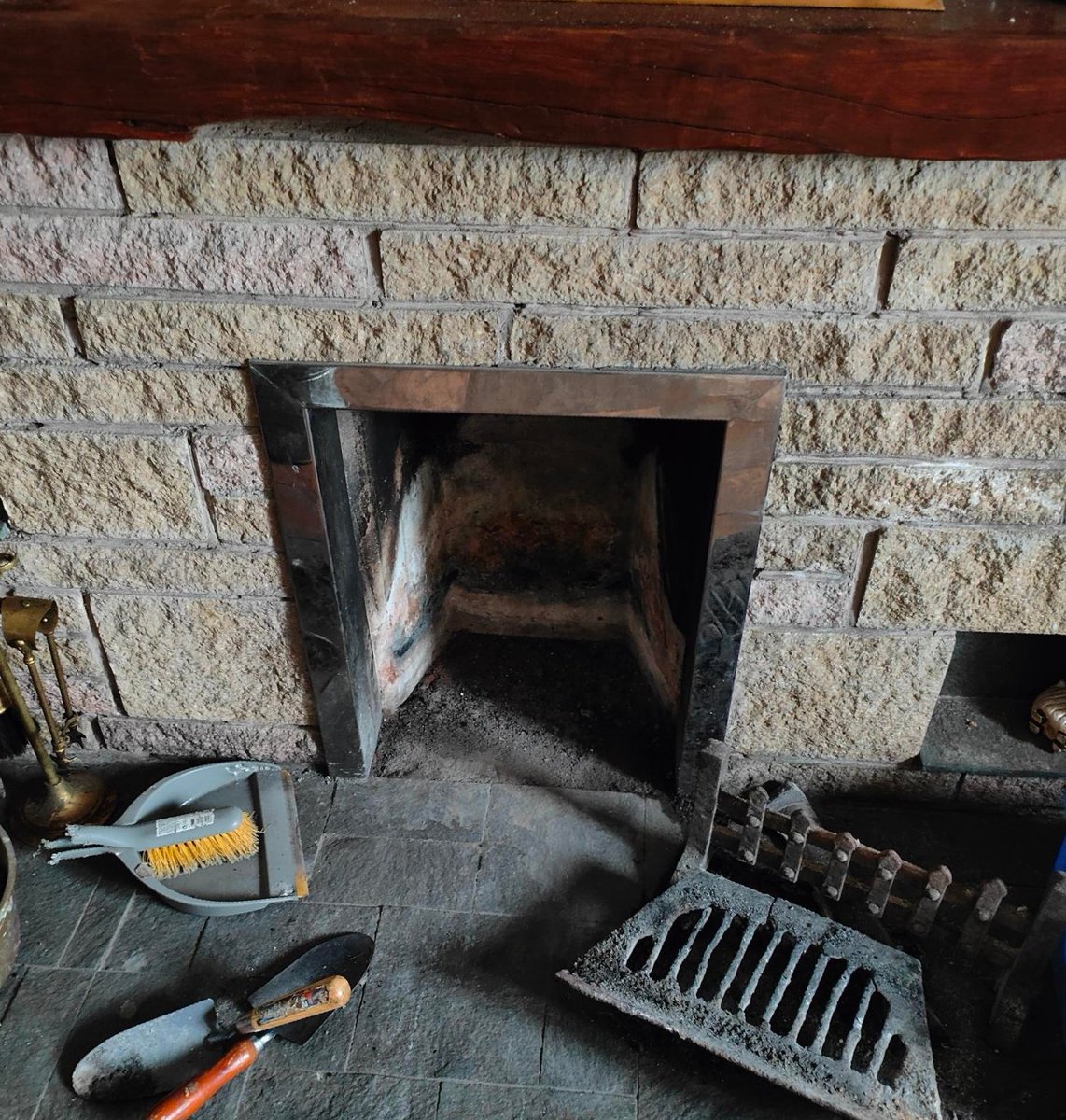 AlsagerFS's tweet image. 🚨 🚒 📟 #incident 12:54 27/11/22 
The team were mobilised to reports of a chimney fire at a domestic property in Radway Green.  The incident was believed to be caused by a small birds nest. The crew extinguished the fire and monitored the temperature.
orlo.uk/1UE7P