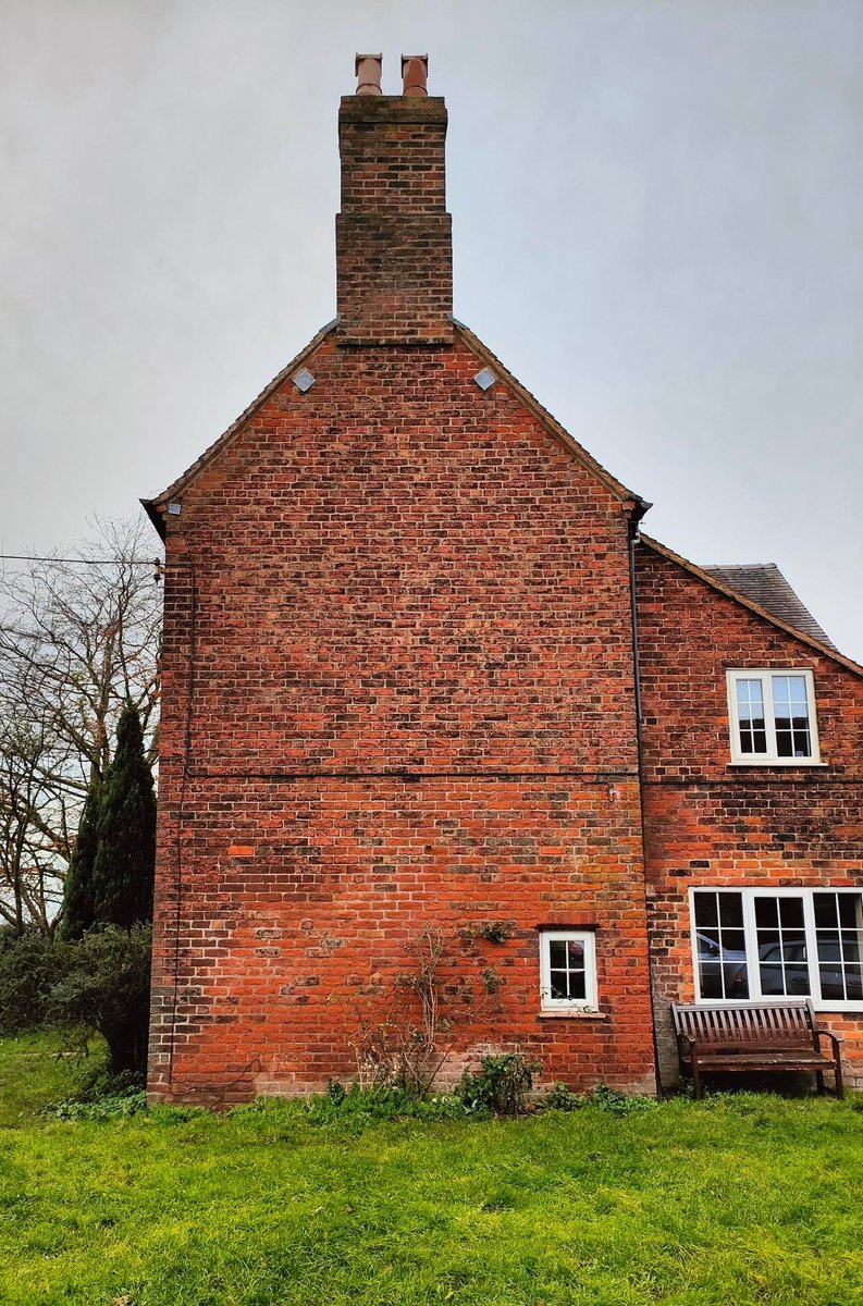 AlsagerFS's tweet image. 🚨 🚒 📟 #incident 12:54 27/11/22 
The team were mobilised to reports of a chimney fire at a domestic property in Radway Green.  The incident was believed to be caused by a small birds nest. The crew extinguished the fire and monitored the temperature.
orlo.uk/1UE7P