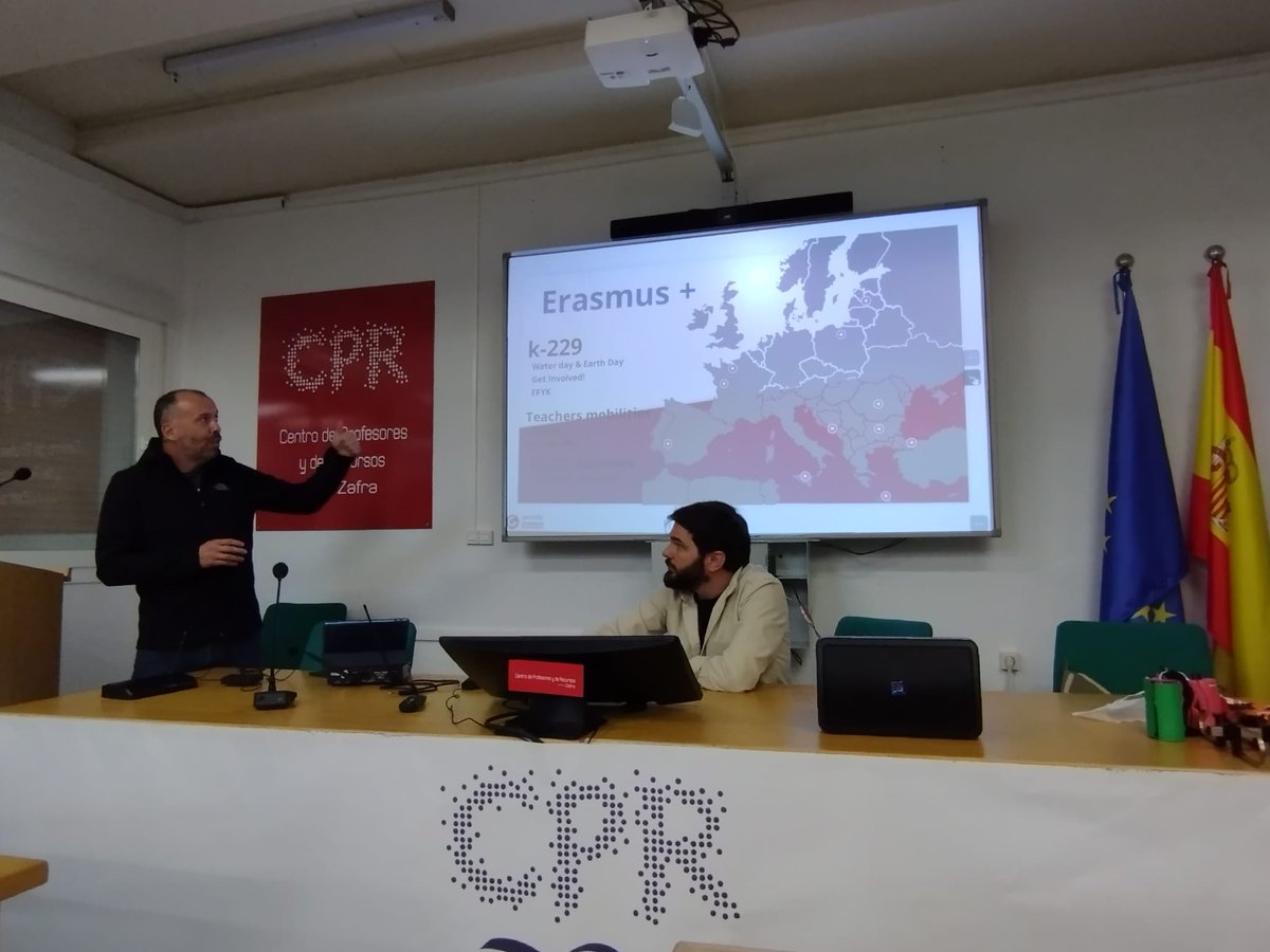 Presentaciones exprés en la "Cata de buenas prácticas educativas". Nuestros centros nos deleitan con proyectos de lo más suculentos #CatadeBuenasPrácticas #CataBBPP