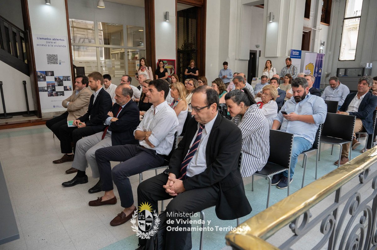 Mvot_Uruguay's tweet photo. Hoy se firmó el contrato entre el MVOT y @RepublicaAFISA para implementar el fideicomiso que permite la promoción de proyectos del Programa Sueños en Obra, una herramienta que permite acceder a la vivienda con precios accesibles y con ayuda para pagar la cuota. https://t.co/ureXWnvmHL