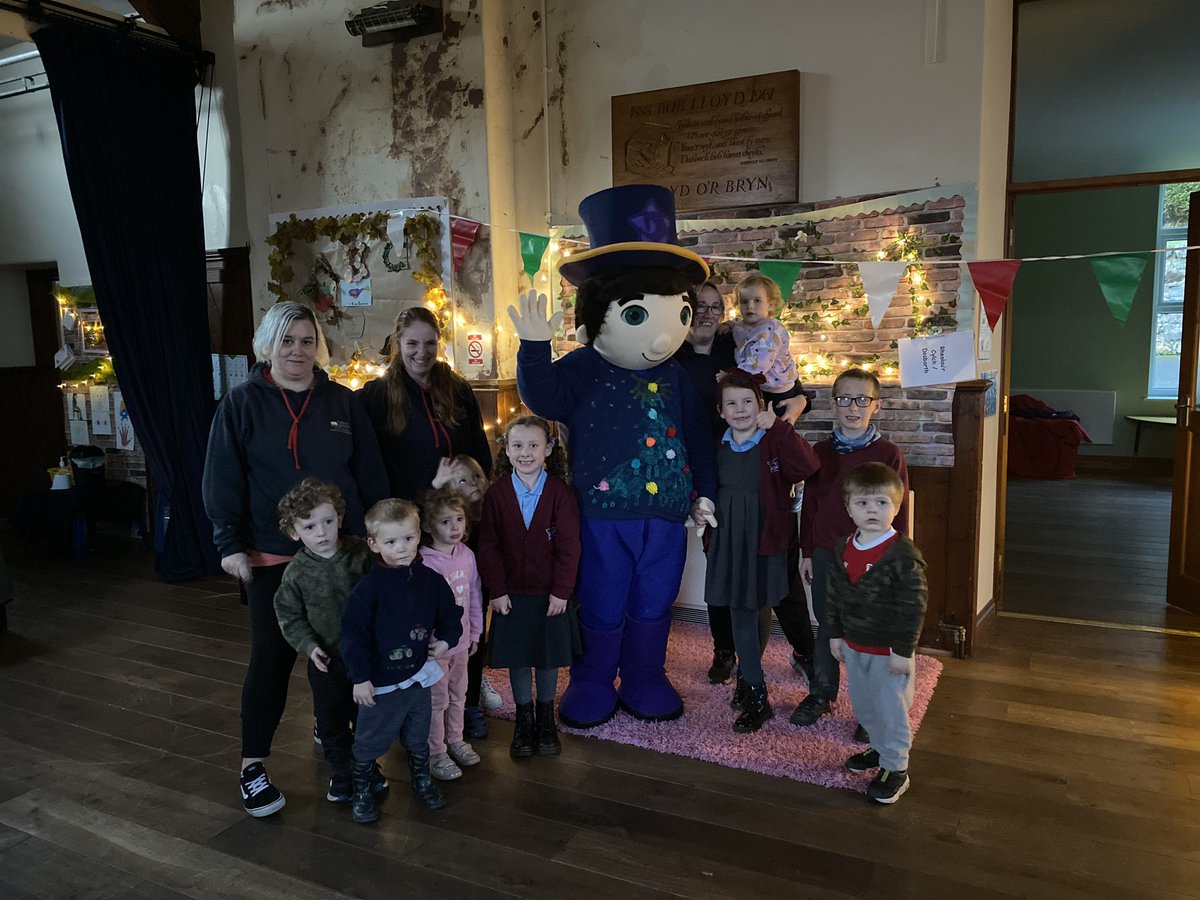 cylch meithrin sarnau a llandderfel (@cylcha) on Twitter photo Diolch gymaint i Dewin am ddod draw i’r cylch meithrin a mor braf cael cael cyn disgyblion cylch meithrin o ysgol ffridd y llyn yn ynuno <a href="/MudiadMeithrin/">MudiadMeithrin</a> Diolch gymaint i Dewin am ddod draw i’r cylch meithrin a mor braf cael cael cyn disgyblion cylch meithrin o ysgol ffridd y llyn yn ynuno <a href="/MudiadMeithrin/">MudiadMeithrin</a>