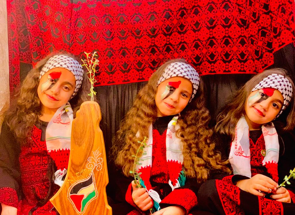 rihamali4477's tweet photo. @makdawhaschool 
عيوننا اليك ترحلُ كلَّ يوم
زهراء /جوري/آمنة/منير  المقدح https://t.co/s04JghnhZy