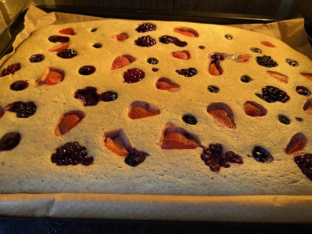 Biene_D's tweet photo. @ECardinael De gezondere bananenbroodkoekjes van https://t.co/grJZHp5eW4 eens proberen. Ik vind die lekker. Je kan op hun website nog lekkere baksels vinden. Zoals de pannenkoekentraybake mmm heerlijk 🤤 https://t.co/HKObLwjIcI