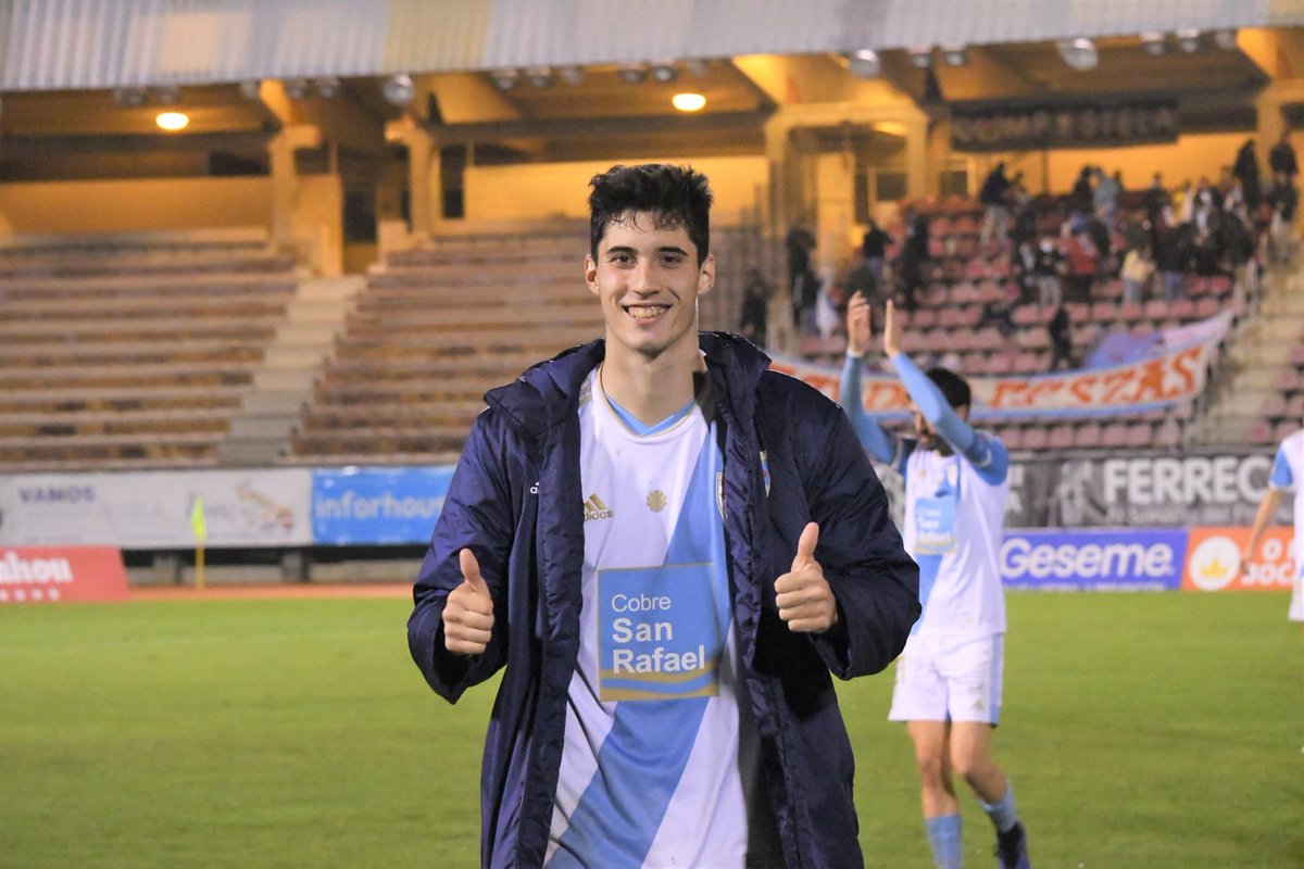 Vaya partido el del domingo... Muy contento por aportar al equipo y agradecido por el apoyo de toda la afición. Toca pensar en el siguiente 🔜
¡¡FORZA COMPOS!! 💙⚽