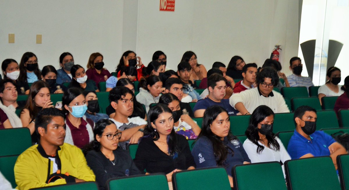 IEECOLIMA's tweet photo. #HaceUnosMomentos La Consejera Electoral del @IEECOLIMA, @MarthaIzaH, dialogó con estudiantes de la Facultad de Derecho de la @udec_oficial sobre violencia política contra las mujeres, luego de la   Proyección del documental “La Historia Invisible". #16DíasdeActivismo🎗️ https://t.co/YohyCHUb1F