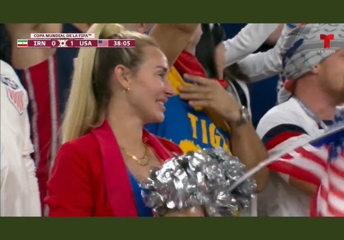 Theres my cheerleader!!! @jenisummersLLC @FIFAWorldCup @TeamUSA 🇺🇸⚽️🇺🇸⚽️🇺🇸 https://t.co/ptPfEmRD28