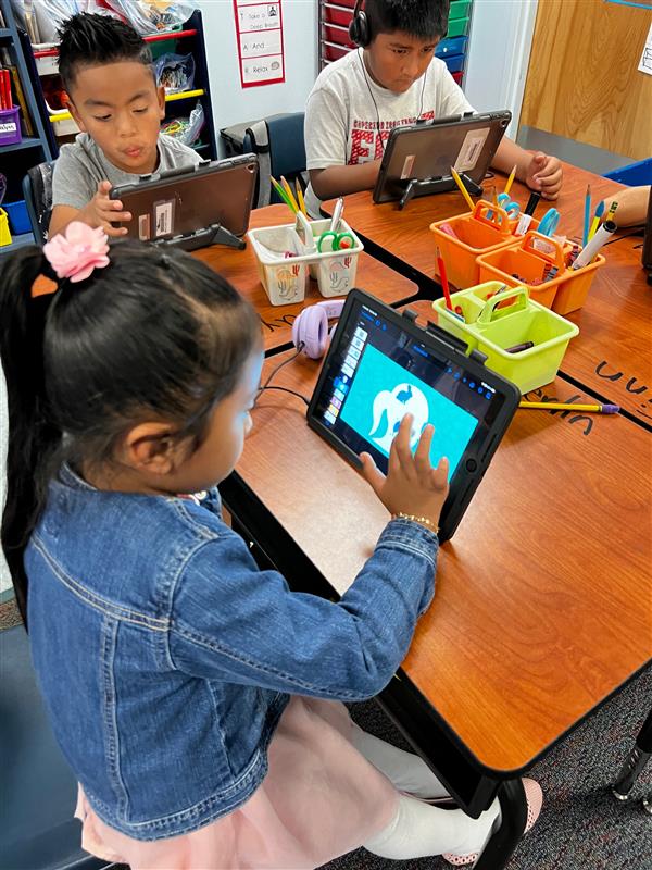 LaMacchia_OCPS's tweet photo. Check out the AMAZING work happening at @ApopkaES_OCPS! @danvkoch guided students to create "All About Me" projects on the iPad! @AppleEDU @CDLocps #CDLimpact https://t.co/i84AJY7gWm
