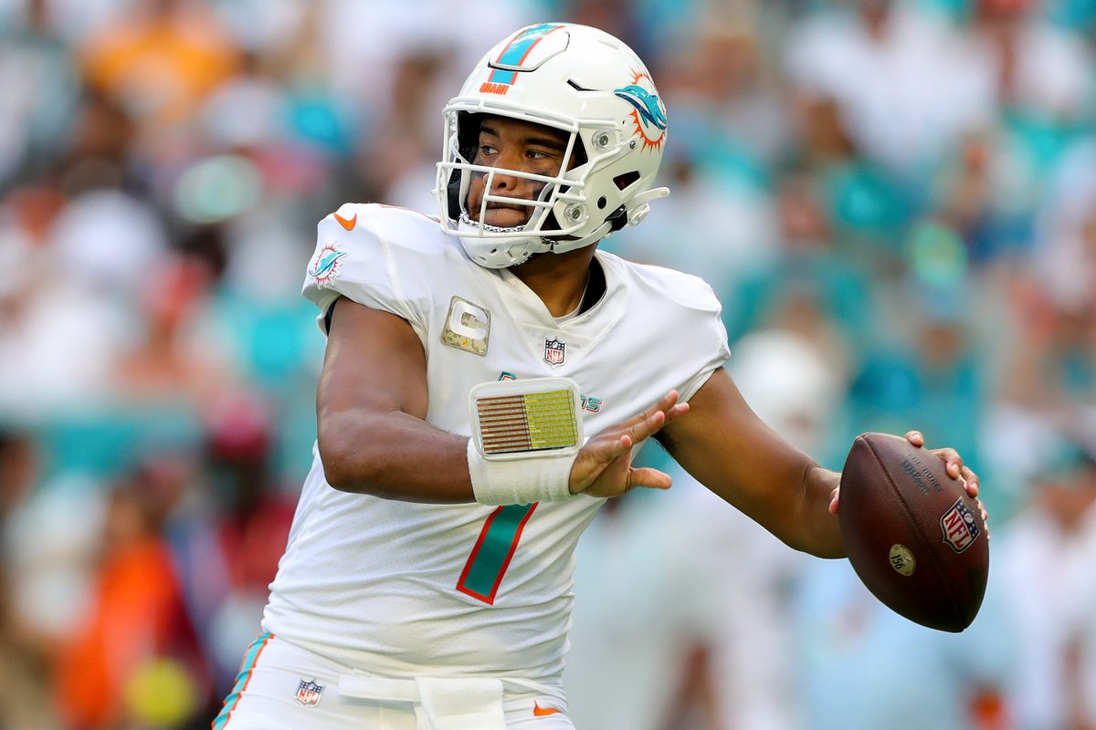 NFLonCBS's tweet photo. Highest comp pct on throws of 10+ Air Yards in a single season since tracking began (2006)

2022 Tua Tagovailoa       67.5%
2018 Drew Brees             62.0%
2011 Drew Brees              61.7% https://t.co/Yu8uMu6MuM