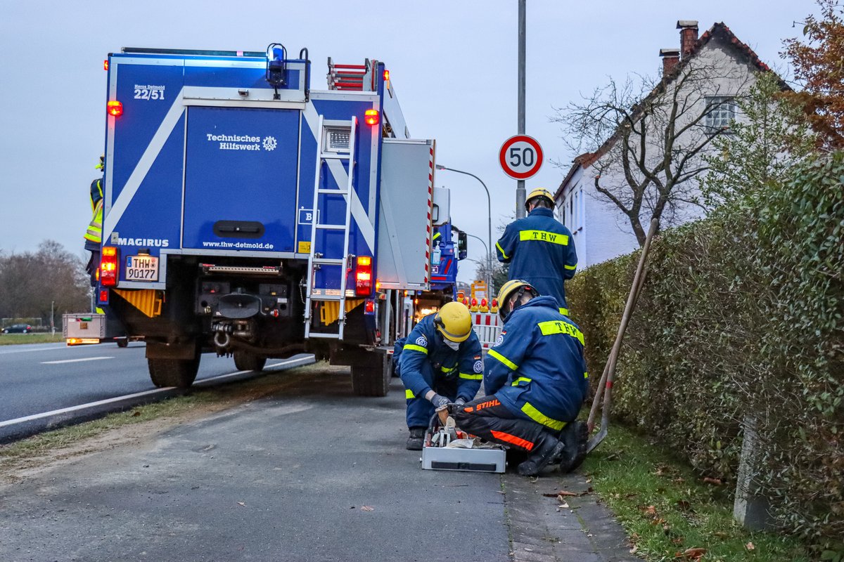 Einsatz für unsere Bergungsgruppe. Nach dem schweren Brand an der Lageschen Straße in #Detmold, führten wir am gestrigen Montag Sicherungsarbeiten für die Beweisaufnahme der <a href="/polizei_nrw_lip/">Polizei NRW LIP</a> durch. #thw #technischeshilfswerk