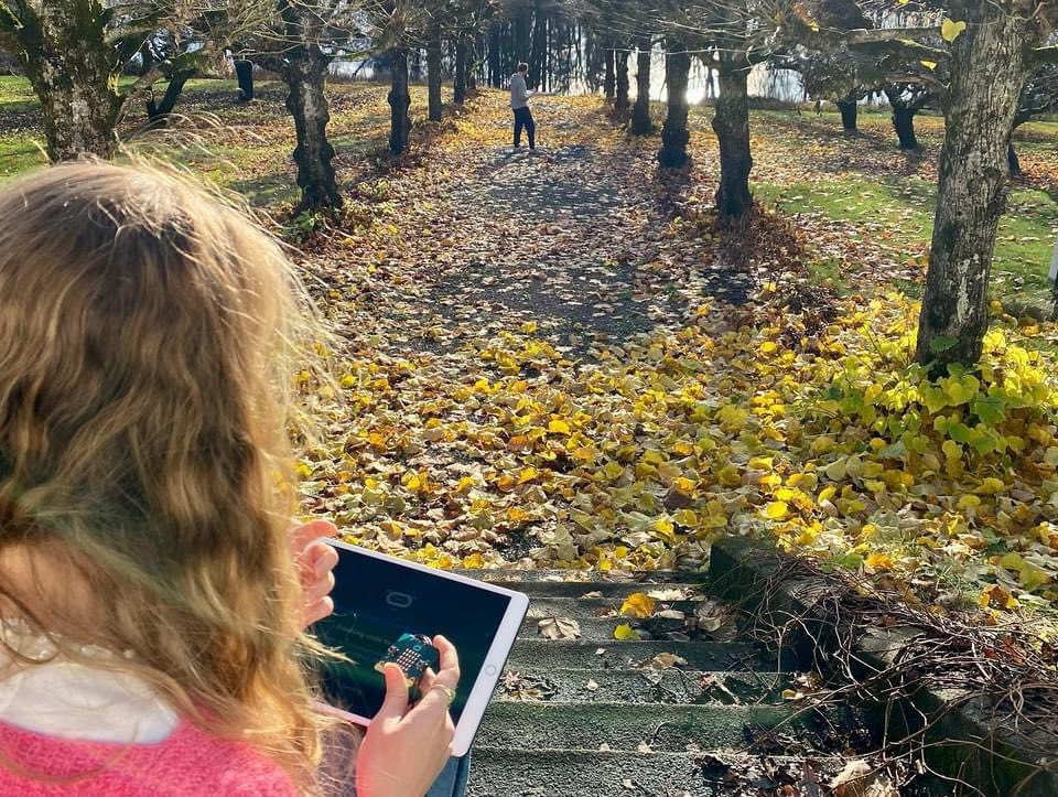 Endelig er årets kodetime lansert! I samarbeid med <a href="/kidsakoder/">Lær Kidsa Koding!</a> har vi laget en spennende samarbeidsoppgave i et digitalt escape room 📜 Meld på din klasse, da vel: kidsakoder.no/kodetimen/
Du finner opplegget her: kreasjon.net/kodetimen/