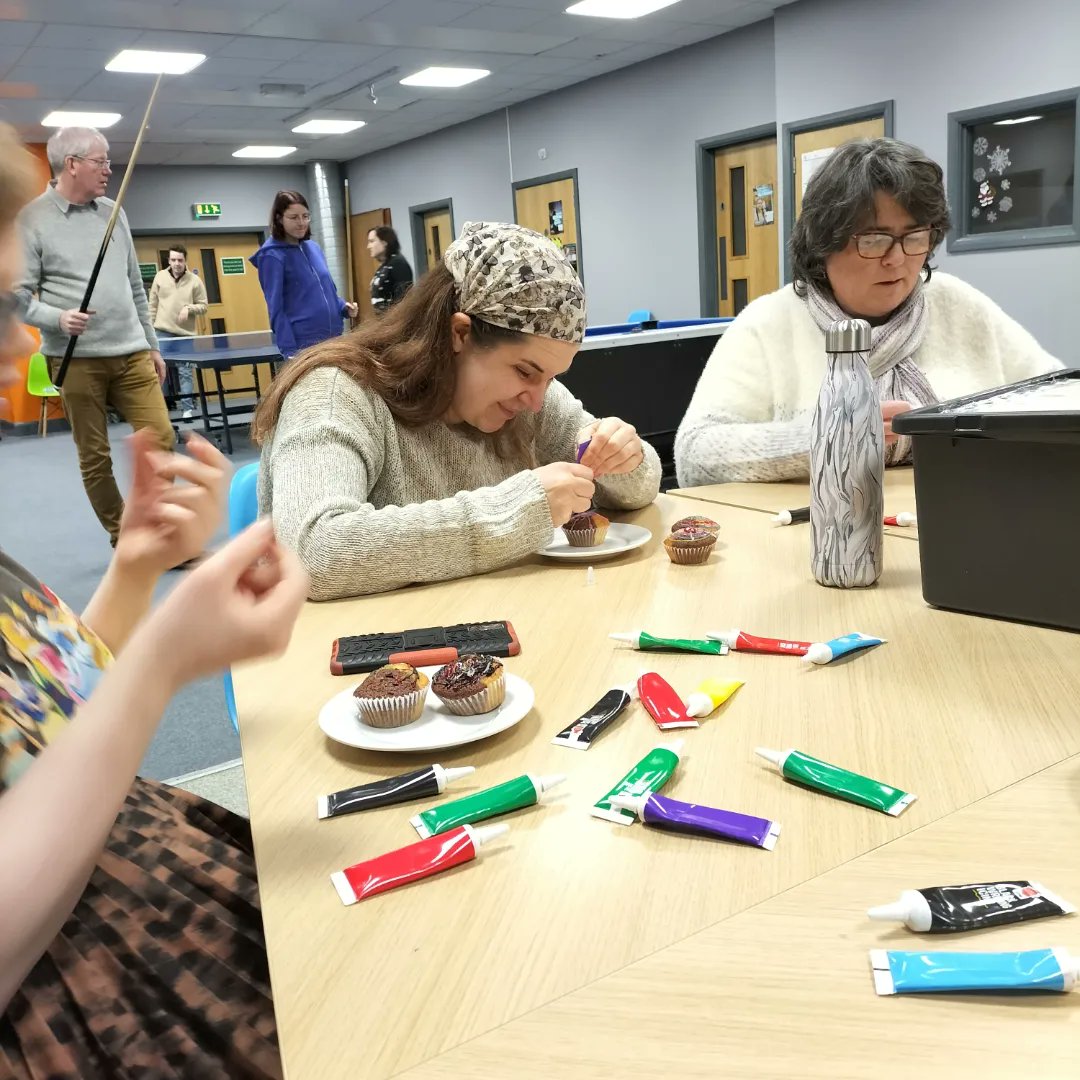 Cake decorating at Fusion Youth Group tonight bringing out their artistic side 😊🧁
#Fusion HarbourYouth <a href="/FundCopeland/">Copeland Fund</a> @fcsct #TheHenrySmithCharity