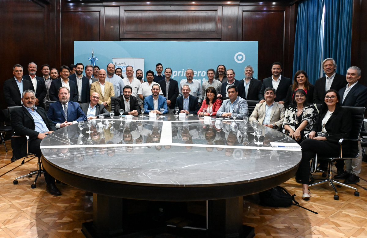 EnzoArayaOk's tweet photo. En @Mineria_Ar queremos que el crecimiento de la actividad también fortaleza e impulse la industria local. Por eso, lanzamos la Mesa y el Registro Federal de Proveedores Mineros, herramientas que potenciarán la transparencia y el trabajo en conjunto entre todos los actores. https://t.co/eaAar58trX
