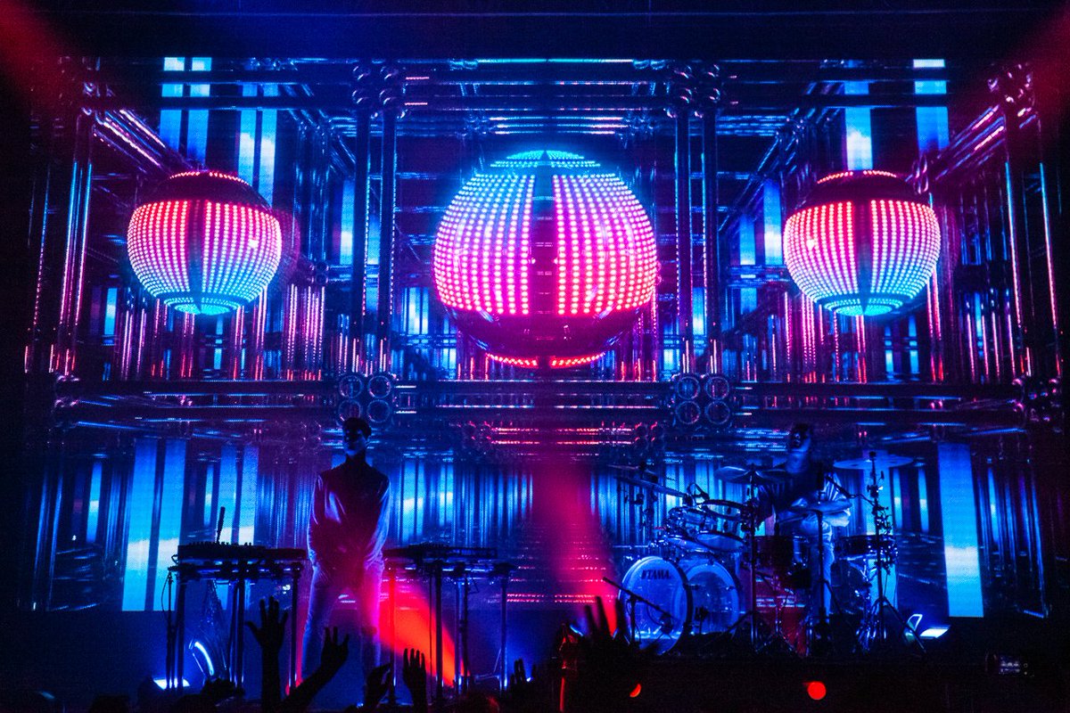 liminal_space__'s tweet photo. One of the best shows we got to play a part in with @biggigantic! They rocked the stage with our immersive 3D backdrop and the fans loved it! #immersive #LED #concert #biggigantic #technology #music #3d https://t.co/DW8jP0Ej8b