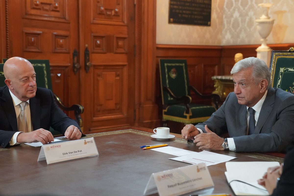 lopezobrador_'s tweet photo. Recibí a Dirk Van de Put, presidente y director ejecutivo de Mondelēz International, empresa que adquirió Ricolino y por lo cual pagarán al SAT más de 6 mil millones de pesos en impuestos. Agradecemos su contribución y confianza en México. 1/2 https://t.co/rEi4BSe4Yl