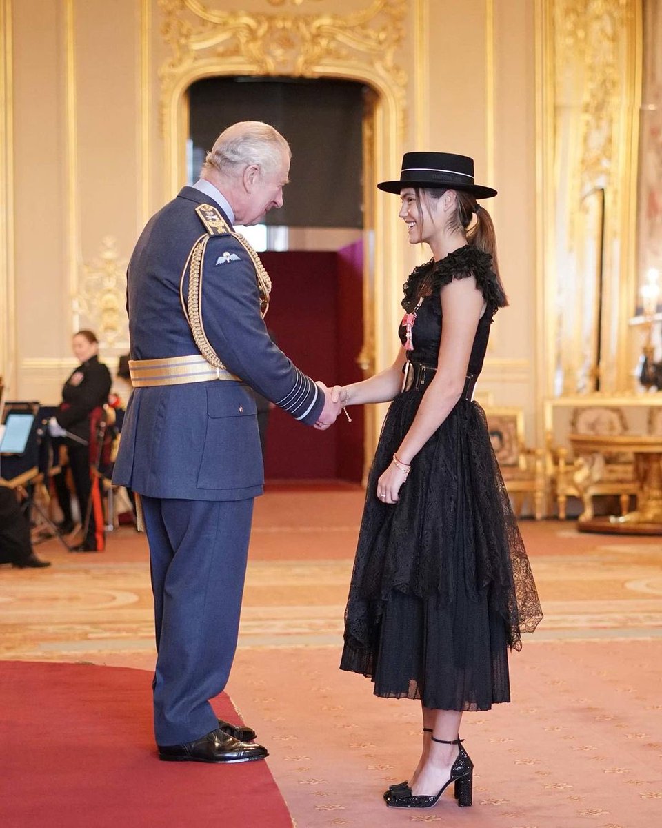 EmmaRaducanu's tweet image. a great honour receiving an MBE from his majesty the King today.
