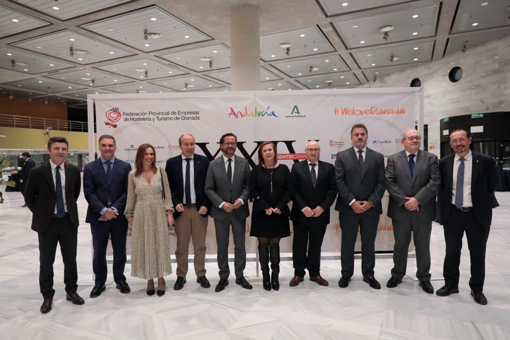 Rocio_DiazJ's tweet photo. Un placer, un año más, asistir a la entrega de los #Premios Duque San Pedro de Galatino.
Felicidades a @HosteleriaGra por su trabajo diario y enhorabuena a todos los galardonados. Gracias por impulsar el sector turístico de #Granada.
#SentirGranada https://t.co/UsSoaYKSiM