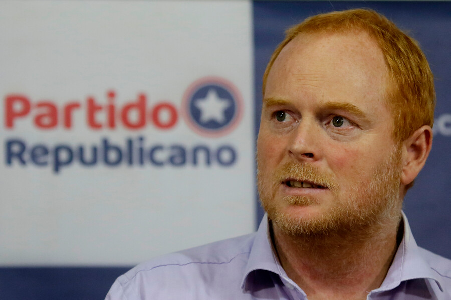 Este Patriota, el rojo Edwards llava gastado más de 92.000.000 de pesos en publicidad, con el fin de denostar al gobierno y al presidente Boric. Lo más grave, es que estos recursos son publicos, pues los rinde ante el senado, como gastos "impresisos" en el ejercicio de su cargo.