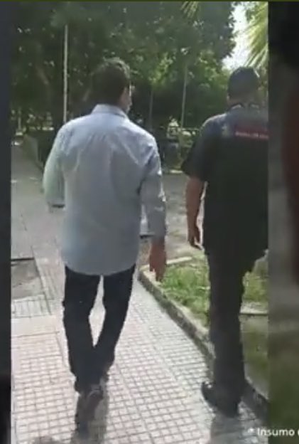 jpserna's tweet photo. Mientras en Cartagena esposaron a una mujer que reclamaba el pago de la liquidación que le deben hace dos años, sin importar que llevaba una bebé en brazos, en Barranquilla el exjefe paramilitar Dario Laino Scoppetta, sale sin esposas al momento de su captura.
¡País de mierda! https://t.co/sZEQE6X5q5