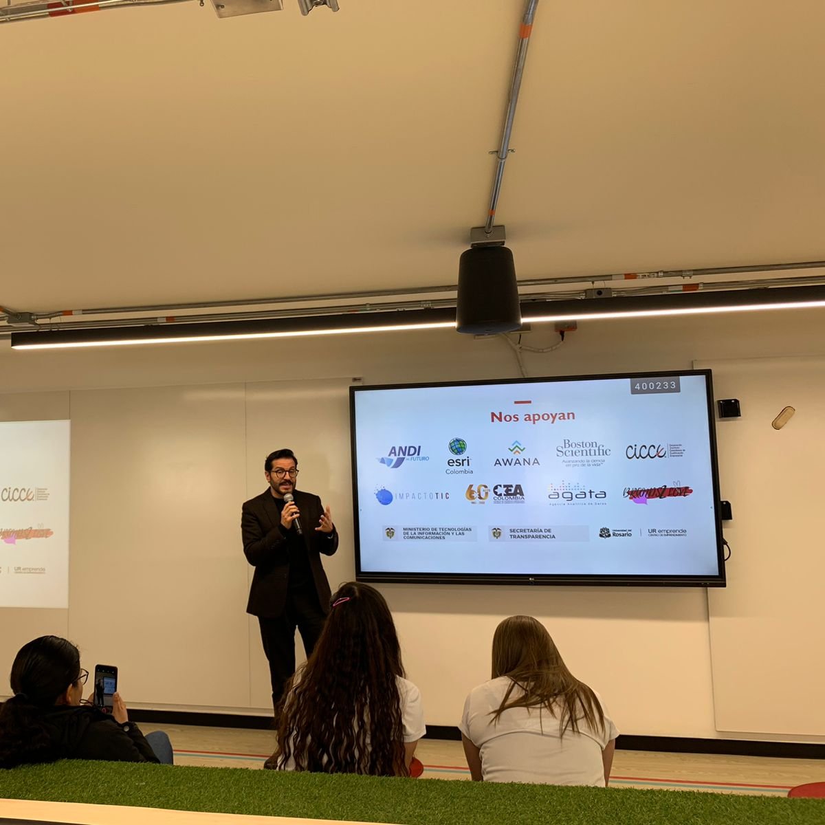 ProgramaJxT's tweet image. 💻El día de la final del #DataJam2022 ha llegado! Hoy JxT participará  como jurado de los 12 equipos semifinalistas

✅Los prototipos resuelven retos que ayudan a mejorar la usabilidad de los datos abiertos y la transparencia en la contratación pública

@USAID_Colombia @DAIGlobal