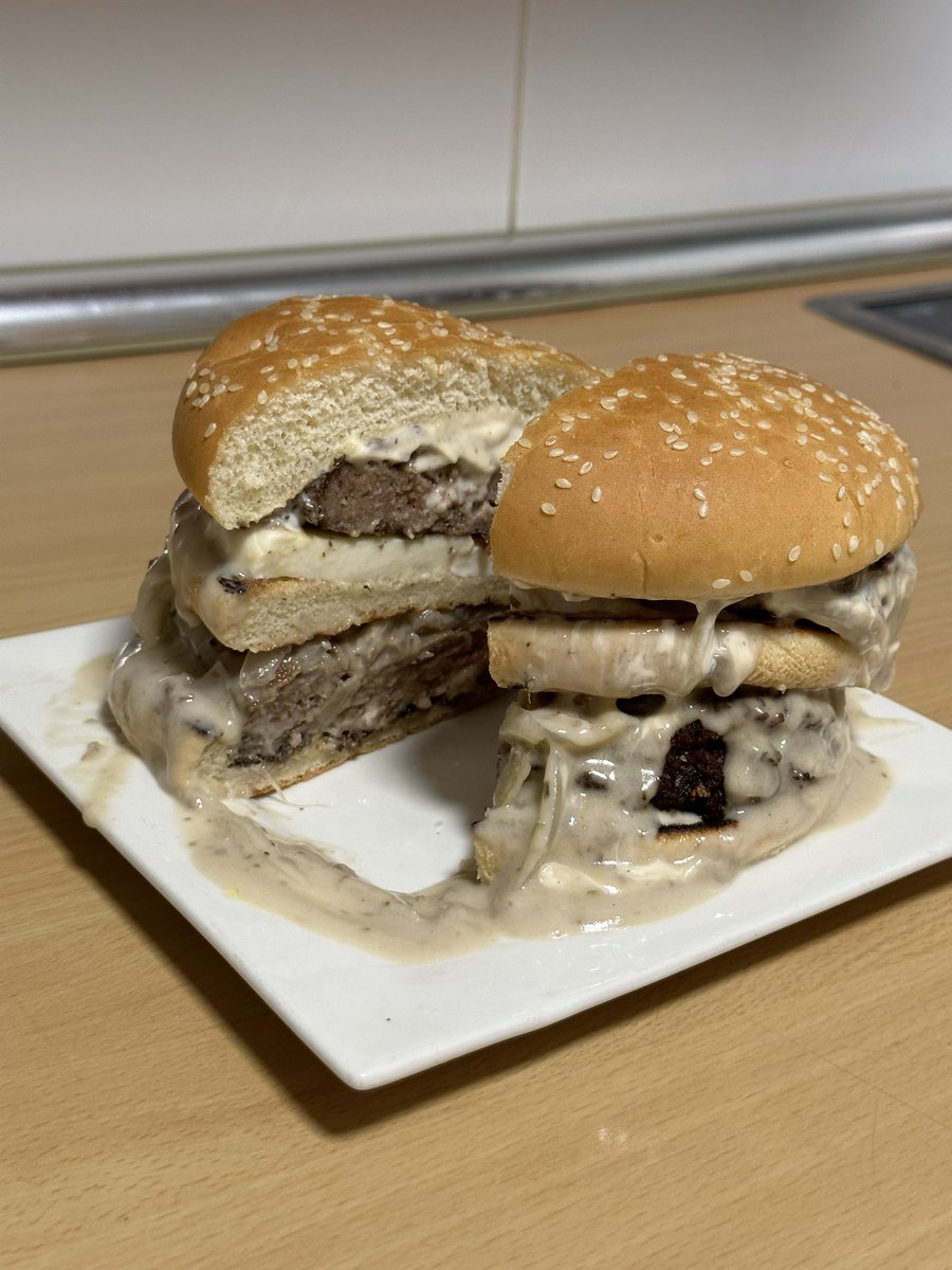 payasyn_'s tweet photo. Hamburguesa con salsa de setas, mozzarella y mayonesa trufada https://t.co/tAWohPk8us